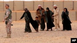 El martes 14 de febrero de 2017, refugiados sirios del campo de Rukban son transportados por militares jordanos para chequeos médicos a una clínica dentro de Jordania.