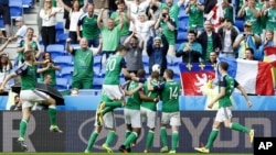 L'Irland du Nord bat l'Ukraine 2-0.