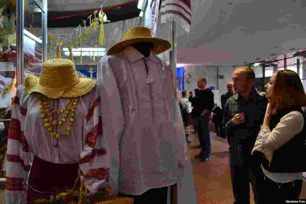 Вишиванки, ляльки-мотанки, глиняні вироби – найпопулярніші сувеніри з України серед іноземних туристів