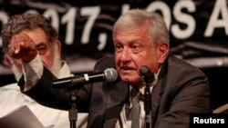 El candidato presidencial de México, Andrés Manuel López Obrador, asiste a una sesión de firma de libros en Los Ángeles, California, EE. UU., el 29 de agosto de 2017.