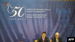 Ministar spoljnih poslova Srbije Vuk Jeremić i šef egipatske diplomatije Mohamed Kamel Amr na završnoj konferenciji za novinare posle dvodnevne ministarske konferencije Pokreta nesvrstanih koja se održavala u Beogradu, 6. septembar 2011.
