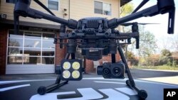 Drone buatan perusahaan China, DJI, yang dipakai oleh polisi di kota Menlo Park, California (foto: dok). 