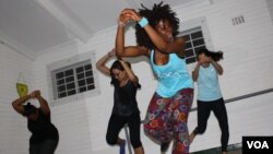 Une classe de danse à Johannesburg, Afrique du Sud. (Darren Taylor/VOA)