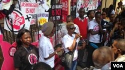 Protesters deliver a letter to the office of Kenya's Inspector General in Nairobi demanding justice in the case of a teenage rape victim, Oct. 31, 2013. (Gabe Joselow/VOA)