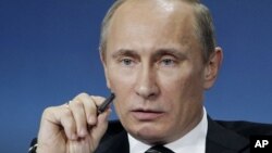 Tổng thống Nga Vladimir Putin ký bộ luật bị tranh cãi này sau khi luật đã được Quốc hội thông qua trong tháng