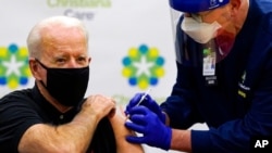 Presiden terpilih Joe Biden mendapat suntikan kedua vaksin virus corona di ChristianaCare Christiana Hospital di Newark, Delaware, Senin, 11 Januari 2021. 