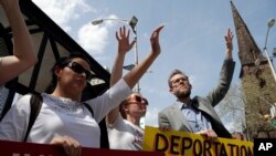 Activistas pro-inmigración rezan afuera del edifico federal Peter Rodino en Newark, Nueva Jersey, durante una protesta el 3 de mayo de 2018.