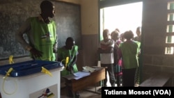 Dans le quartier Combattant de Bangui, le vote a commencé avec 15 minutes de retard, mais on note très peu de participation alors que c' est l'un des grands centres de vote de la ville. 13 décembre 2015. (VOA Afrique/Tatiana Mossot)