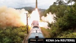 Sebuah rudal terlihat diluncurkan saat latihan Resimen Rudal Kereta Api di Korea Utara pada 16 September 2021. (Foto: KCNA via REUTERS)