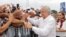 El candidato presidencial mexicano Andrés Manuel López Obrador saluda a partidarios durante un acto de campaña en Cancún, México, el martes, 26 de junio de 2018.