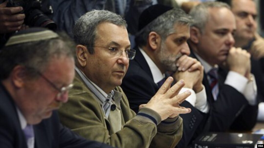 Menteri Pertahanan Israel Ehud Barak (kedua dari kiri) menghadiri rapat mingguan kabinet di Yerusalem (10/4).