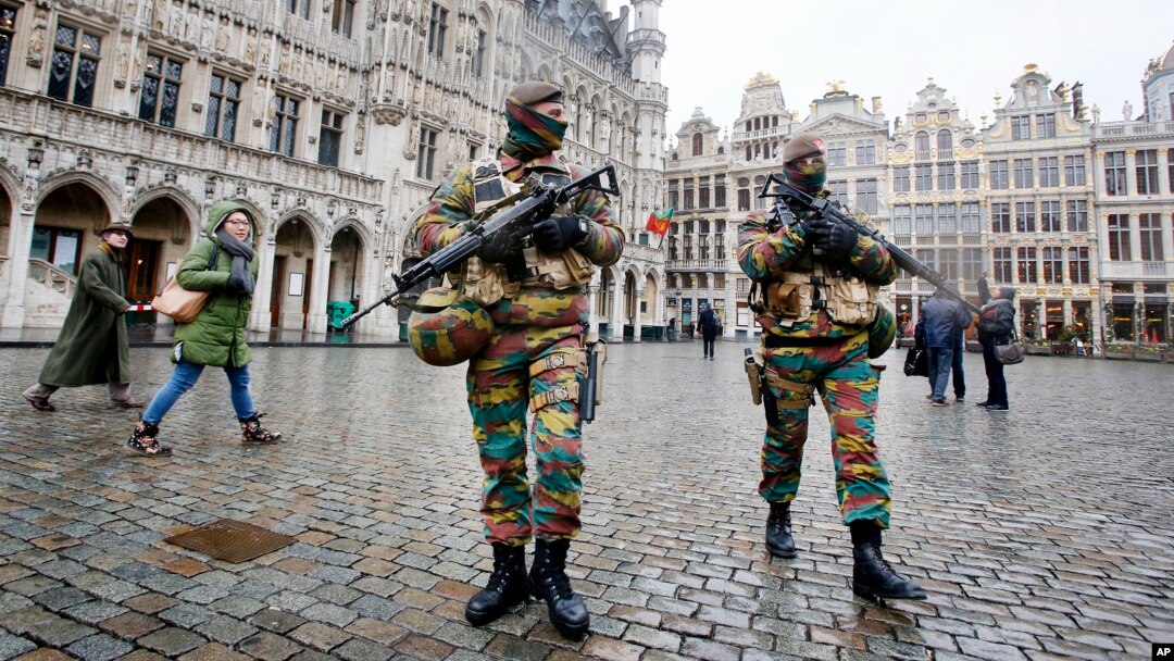 Cảnh sát Bỉ tuần tra tại Grand Place ở Brussels.