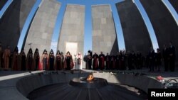 Momento en el que el Papa Francisco rinde honor en Ereván, capital de Armenia, a los armenios asesinados por el Imperio Otomano durante la I Guerra Mundial.