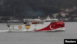 Kapal penelitian seismik Turki, Oruc Reis, saat berlayar di Bosphorus di Istanbul, Turki, 25 Desember 2018. (REUTERS / Murad Sezer)