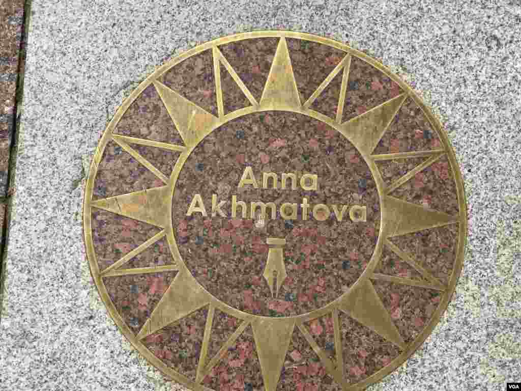 Anna Axmatovanın şərəfinə abidə 