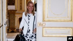 U.S. Ambassador Jane Hartley walks out of the office of French Foreign Affairs Minister Laurent Fabius after a meeting at Quai d'Orsay Foreign Affairs ministry in Paris, June 24, 2015. 