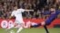 Marco Asensio rivalise avec Gerard Pique, lors du match entre le FC Barcelone et le Real Madrid CF, en Espagne, le 6 mai 2018.