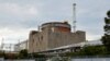 우크라이나 남부 자포리자 주 에네르호다르에 있는 원자력 발전소 단지 전경. 군용차량이 주변을 지키고 있다. (자료사진)