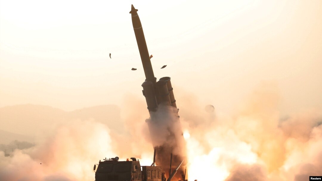 Uji coba senjata Korea Utara yang dirilis oleh Kantor Berita Pusat Korea (KCNA) Korea Utara, 31 Oktober 2019. Para pejabat militer Jepang dan Korea Selatan, mengatakan proyektil itu mendarat di laut antara Semenanjung Korea dan Jepang. (Foto: dok/KCNA via REUTERS).