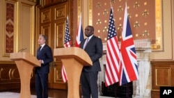 El secretario de Estado Antony Blinken (izq.) habla durante una rueda de prensa conjunta con su homólogo británico de Asuntos Exteriores David Lammy en la sala Locarno de la Oficina de Asuntos Exteriores, Commonwealth y Desarrollo en Londres, martes 10 de septiembre de 2024.