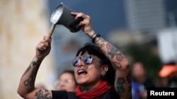 Un manifestante golpea una olla durante una protesta en la Plaza Bolívar mientras continúa la huelga nacional en Bogotá, Colombia.