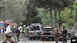 Fuerzas de seguridad realizan inspecciones en el sitio de un ataque suicida en Kabul, Afganistán, el miércoles, 3 de mayo de 2017.