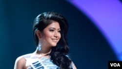 Qory Sandioriva, Putri Indonesia 2010, tampil dengan gaun malamnya. Pengamat kecantikan menyebut kontes Miss Universe in semakin lama semakin komersial.