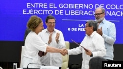 Vera Grabe, jefa de Delegación del Gobierno de Colombia, da la mano al representante del Ejército de Liberación Nacional (ELN), Pablo Beltrán, durante la sexta ronda de diálogos de paz en La Habana, Cuba, el 6 de febrero de 2024.