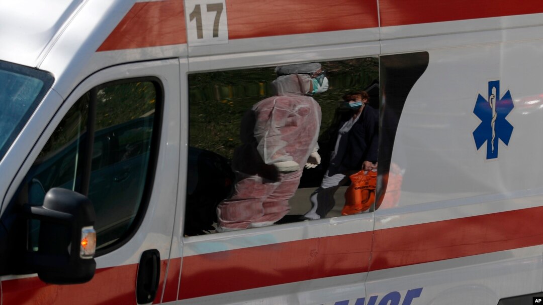 Ariva - Članovi tima hitne medicinske pomoći, ispred Klinike za infektivne bolesti u Beogradu, 16. marta 2020. (AP Photo/Darko Vojinovic)