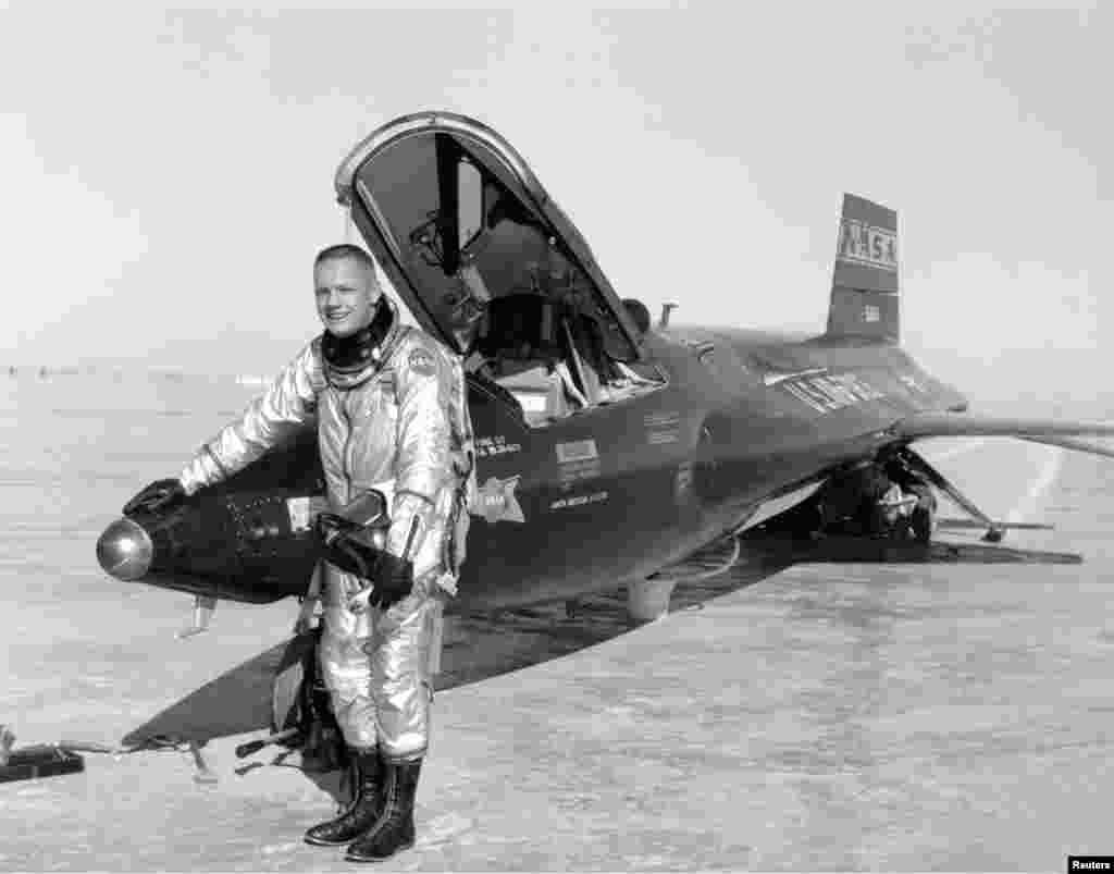 На этом фото будущий астронавт позирует на фоне X-15 - первого в истории пилотируемого гиперзвукового самолета, созданного для суборбитальных полетов. Армстронг был одним из двенадцати человек, кому доверили испытания этой поистине революционной разработки. &nbsp; Согласно классификации ВВС США, некоторые из запусков X-15 технически являлись полетами в космос, однако, по иронии, Армстронг не был одним из первых астронавтов, так как не преодолел отметку в 50 миль. Тем не менее, коллеги Армстронга считали его чрезвычайно талантливым летчиком, а благодаря своему хладнокровию он заслужил прозвище Ice Commander - &laquo;Ледяной командир&raquo;.&nbsp; &nbsp; Его летные навыки способствовали тому, что X-15 запомнился одной из наиболее прорывных программ в американской авиации, в ходе которой были установлены несколько рекордов высоты и скорости полета. &nbsp; Армстронг покинул программу в 1962 году, откликнувшись на призыв НАСА о наборе астронавтов.