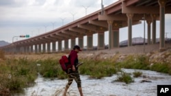 Un migrante ecuatoriano cruza el río Bravo (Grande) hacia El Paso, Texas, el domingo 18 de diciembre de 2022, desde Ciudad Juárez, México. 