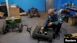 Jevhen Hnatok, 22, bivši ukrajinski vojnik, popravlja bespilotno zemaljsko vozilo koje je napravio Ukrajina, 5. jula 2023. REUTERS/Alina Smutko