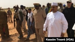 Les officiels maliens à la cérémonie de lancement des travaux à l'aéroport de Gao, au Mali, le 16 octobre 2017. (VOA/Kassim Traoré)