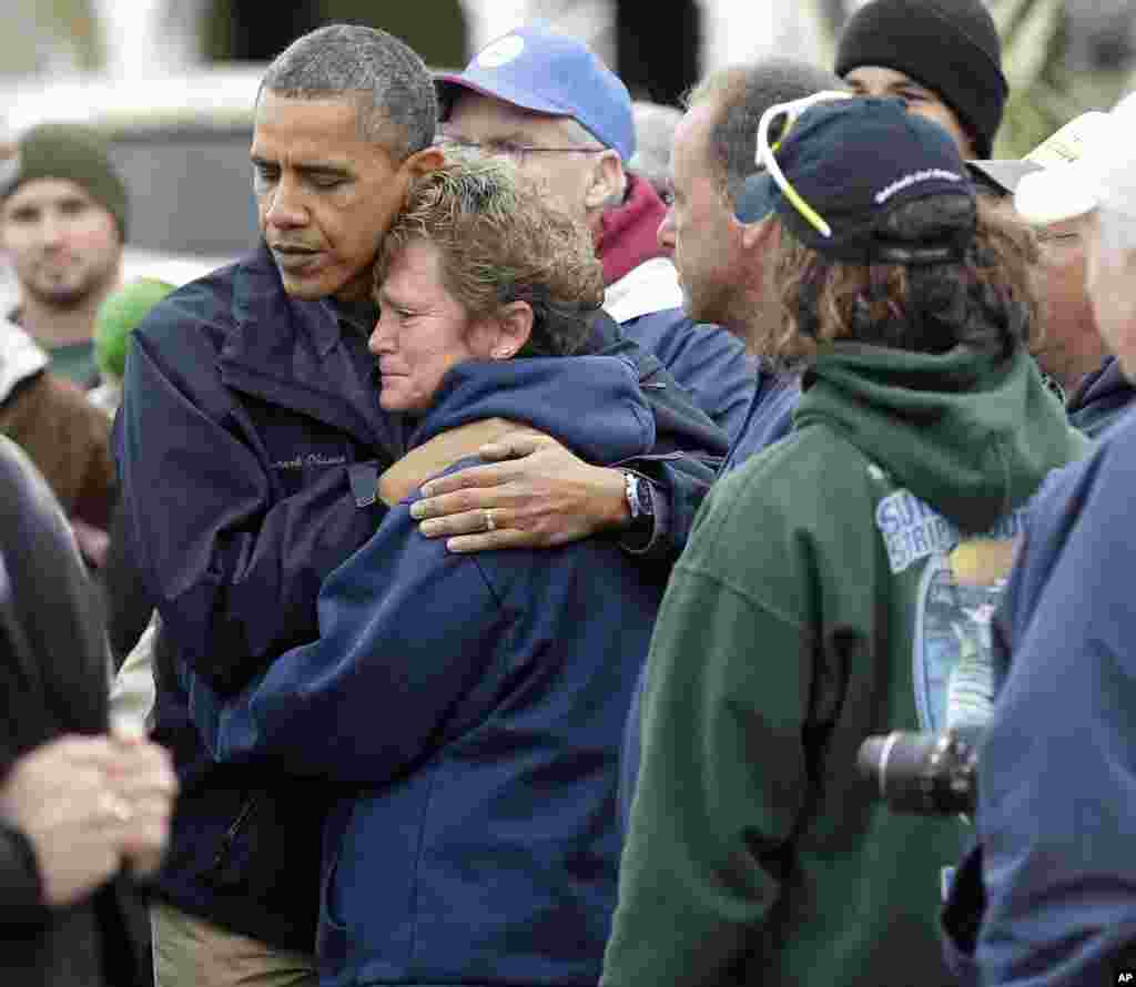 Presiden Barack Obama memeluk warga bernama Donna Vanzant di Brigantine, New Jersey yang terimbas Badai Sandy.