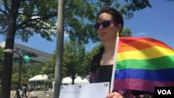 Isis Rose stands offers hugs at the Capital Pride festival in Washington, June 12, 2016 (V. Macchi/VOA)