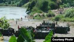 Sedikitnya tiga kendaraan tempur jenis tank diikutsertakan dalam outbound di Purworejo, Minggu pagi (9/3). Salah satu di antaranya terperosok ke sungai, dua tewas. (Foto courtesy : Kostrad)