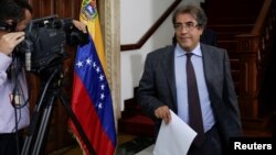 El embajador de Italia en Venezuela, Silvio Mignano sale de su reunión con el canciller Arreaza en el Ministerio de Relaciones Exteriores en Caracas.