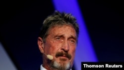 El polémico gestor tecnológico John McAfee se ha visto envuelto en casos de evasión fiscal y ahora por inflar el valor de las criptomonedas.