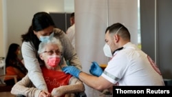 یک زن سالمند دز یادآور واکسن کرونا را دریافت می کند (آرشیو)