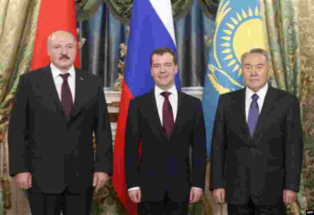 Russian President Dmitry Medvedev, center, Belarusian President Alexander Lukashenko and Kazakhstan's President Nursultan Nazarbayev, right, take part in the meeting of heads of states of the Supreme Eurasian Economic Council, in the Moscow Kremlin, Mosco