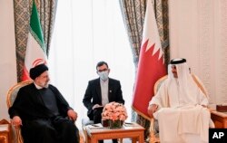 Presiden Ebrahim Raisi, kiri, bertemu dengan Emir Qatar Tamim bin Hamad Al Thani, di Doha, Qatar, Senin, 21 Februari 2022. (Foto: via AP)