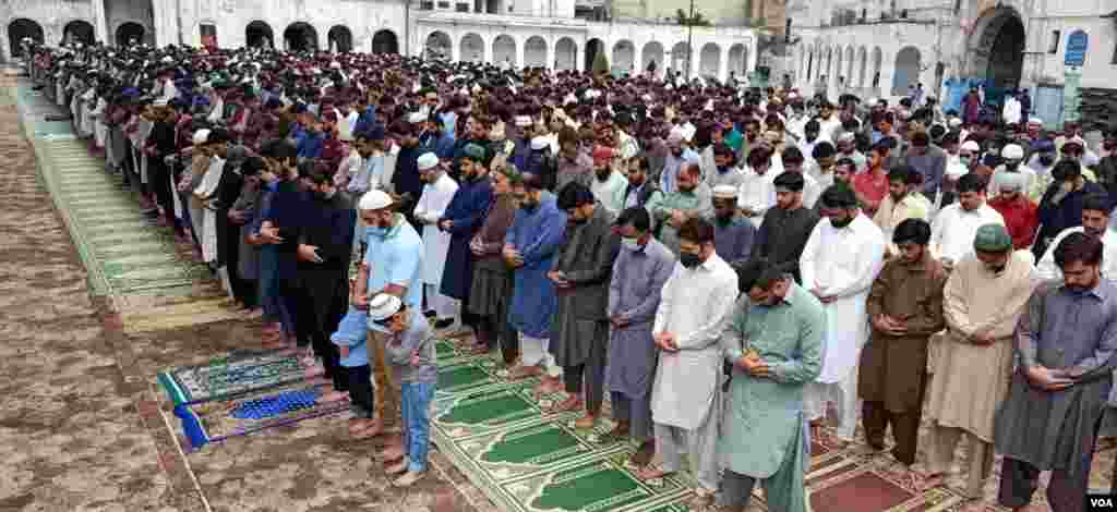 راولپنڈی کی ایک مسجد میں نماز کا منظر۔&nbsp;&nbsp;