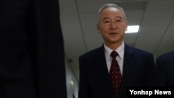 남재준 한국 국정원장 후보자가 20일 국회에서 속개된 인사청문회장로 향하고 있다.