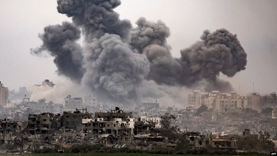 Ova slika snimljena sa izraelske granice sa pojasom Gaze 29. oktobra 2023. prikazuje crni dim koji se diže iz pojasa Gaze usred tekućih bitaka između Izraela i palestinske grupe Hamas.