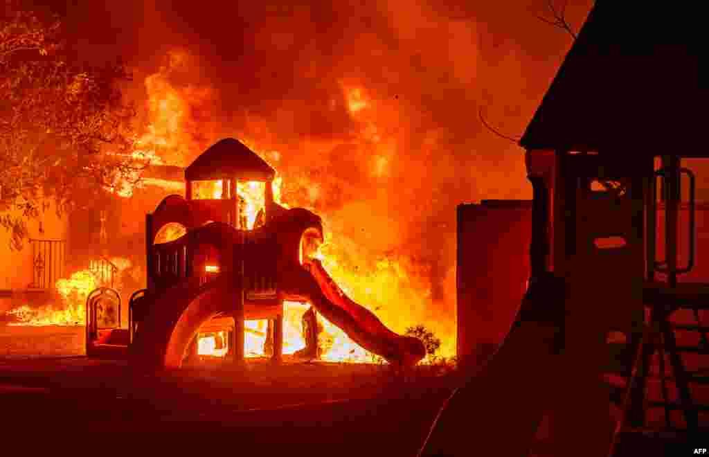 Un parque infantil arde en un barrio residencial durante el incendio de Eaton en Pasadena, California, el 7 de enero de 2025.