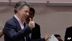 ປ. Juan Manuel Santos ປ່ອນບັດ ຂອງທ່ານ ໃນລະຫວ່າງ
ການເລືອກຕັ້ງ ທີ່ນະຄອນຫລວງ Bogota,
ວັນທີ 15 ມິຖຸນາ 2014. 