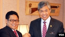 Menteri Tenaga Kerja dan Transmigrasi Muhaimin Iskandar dan Mendagri Malaysia Dato Zahid Hamidi seusai penandatanganan kesepakatan terkait TKI di Putrajaya, Malaysia, Kamis, 26 September 2013 (VOA/Munarsih)