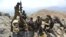 Para pejuang anti-Taliban siaga di wilayah Darband, distrik Anaba, provinsi Panjshir, Afghanistan, 1 September 2021.