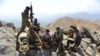 反塔利班抵抗力量成员在潘杰希尔省一处山坡上巡逻时稍事休息。(2021年9月1日)