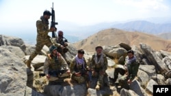 1 Eylül 2021 - Taleban karşıtı Afgan direniş güçleri, Penşir vilayetindeki Anaba bölgesinde bir tepede devriye görevi yürütüyor.